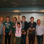 Nýkrýndir Norðurlandameistarar Rimaskóla f.v. Hjörvar Steinn Grétarsson liðsstjóri, Kristófer Jóel Jóhannesson; Dagur Ragnarsson; Nansý Davíðsdóttir; Oliver Aron Jóhannesson; Jón Trausti Harðarson og Helgi Árnason skólastjóri