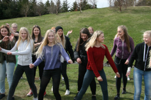 Unglingar í Grafarvogi dansa úti á góðum degi. 