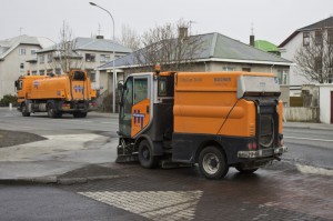 Vinnuvélar frá borginni hafa verið að hreinsa göturnar