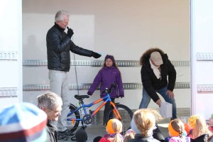 IMG_1033Hjálma afhending 2015