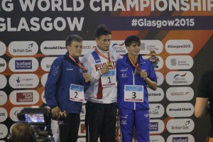Jón Margeir, lengst til vinstri, á verðlaunapalli í Glasgow.
