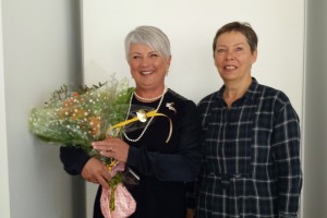 Elín Ásgrímsdóttir tók við blómum og kveðjugjöf á sínum síðasta leikskólastjórafundi. Hér er hún ásamt Hildi Skarphéðinsdóttur skrifstofustjóra leikskólamála hjá SFS.