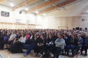 Þétt setinn bekkurinn í Rimaskóla þar sem fundurinn var haldinn.